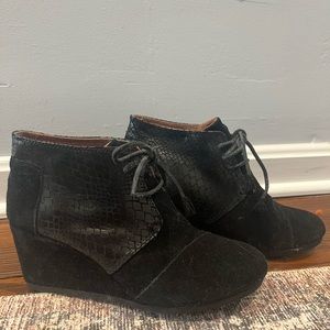 NEW TOMS Snakeskin “Desert Wedge” Booties